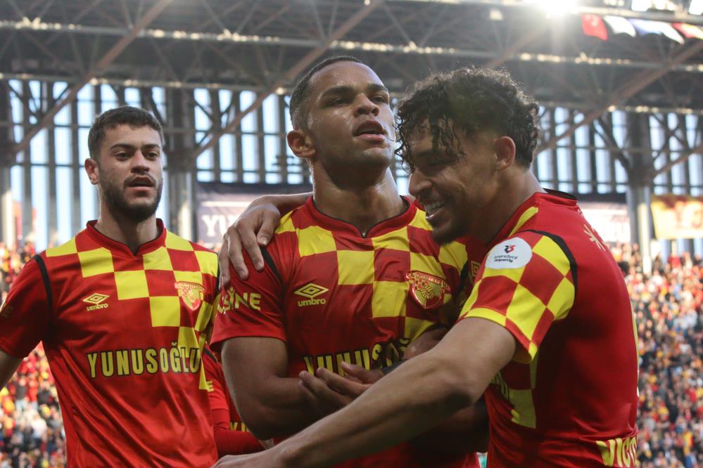 Trendyol Süper Lig: Göztepe: 2 - Adana Demirspor: 0 (İlk yarı kareler)