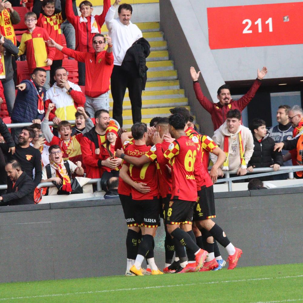 Trendyol Süper Lig: Göztepe: 2 - Adana Demirspor: 0 (İlk yarı kareler)