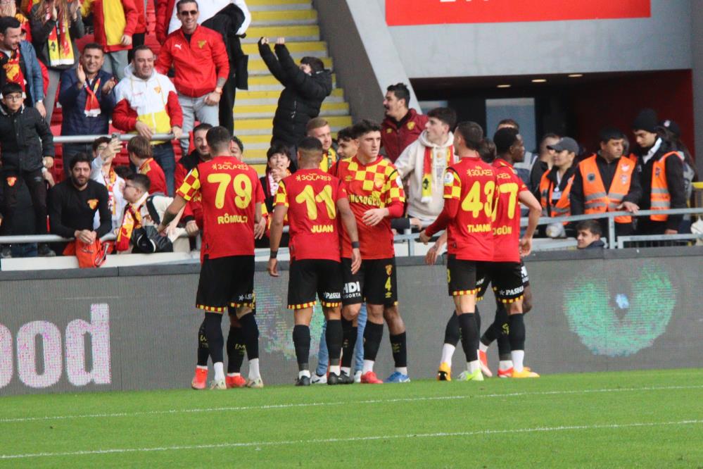 Trendyol Süper Lig: Göztepe: 2 - Adana Demirspor: 0 (İlk yarı kareler)