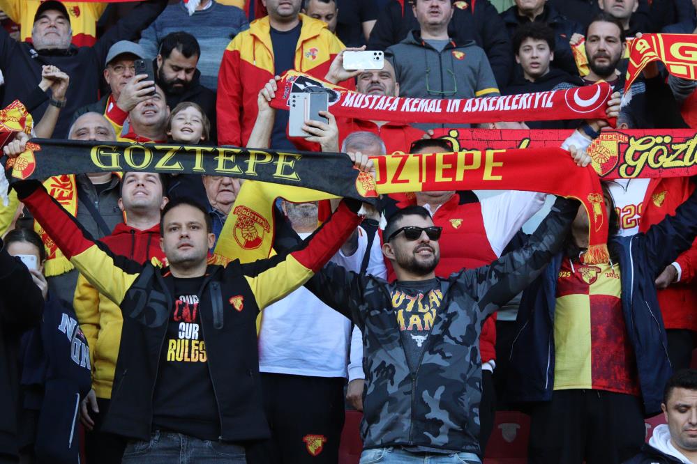Trendyol Süper Lig: Göztepe: 2 - Adana Demirspor: 0 (İlk yarı kareler)