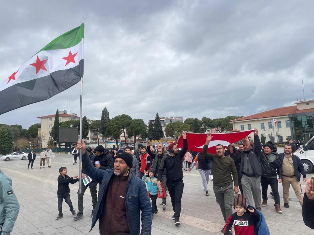 İlçede Suriyeli vatandaşlardan özgürlük yürüyüşü