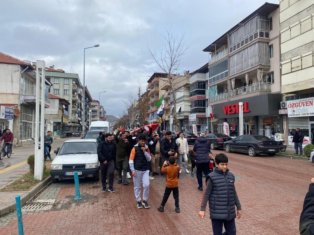 İlçede Suriyeli vatandaşlardan özgürlük yürüyüşü
