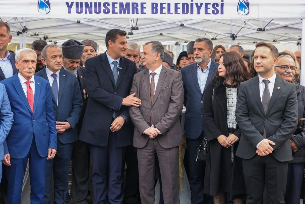 Manisa'da 100. Yıl Meydanı Atatürk heykeliyle taçlandı