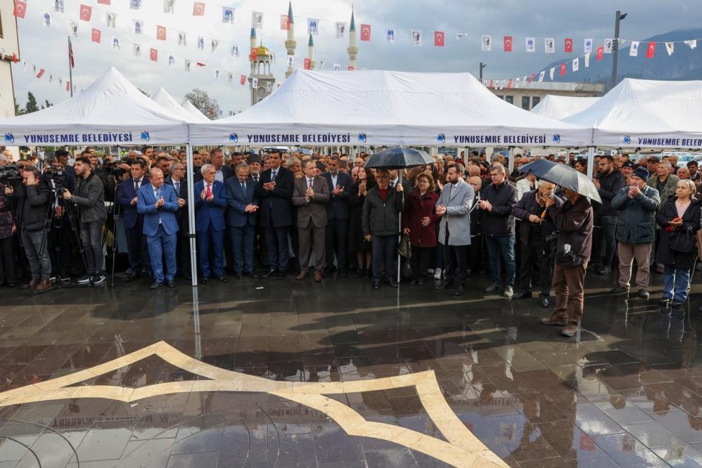 Manisa'da 100. Yıl Meydanı Atatürk heykeliyle taçlandı