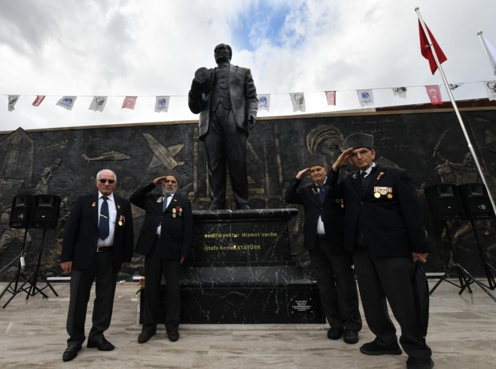 Manisa'da 100. Yıl Meydanı Atatürk heykeliyle taçlandı