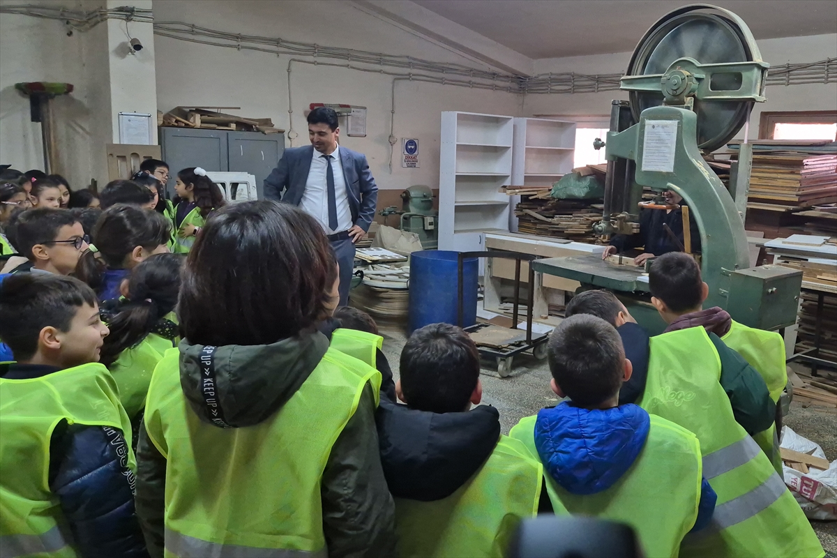 Turgutlu'da ilkokul öğrencilerine meslek okulları tanıtıldı
