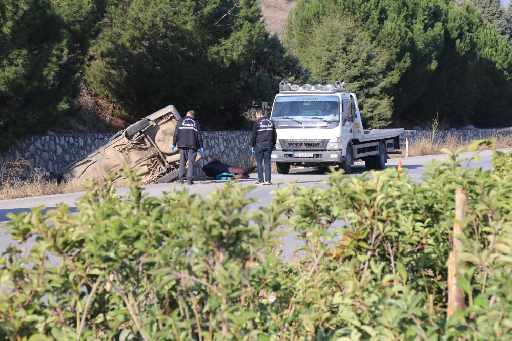 Refüjü aşan otomobil, karşı şeritteki istinat duvarına çarptı: 1 ölü, 2 yaralı