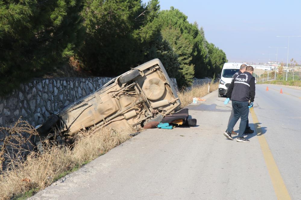 Refüjü aşan otomobil, karşı şeritteki istinat duvarına çarptı: 1 ölü, 2 yaralı