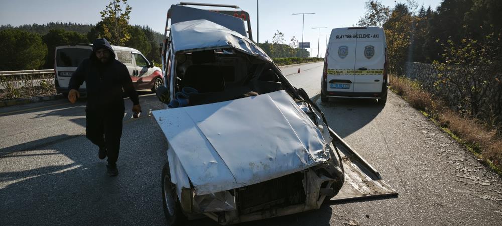 Refüjü aşan otomobil, karşı şeritteki istinat duvarına çarptı: 1 ölü, 2 yaralı