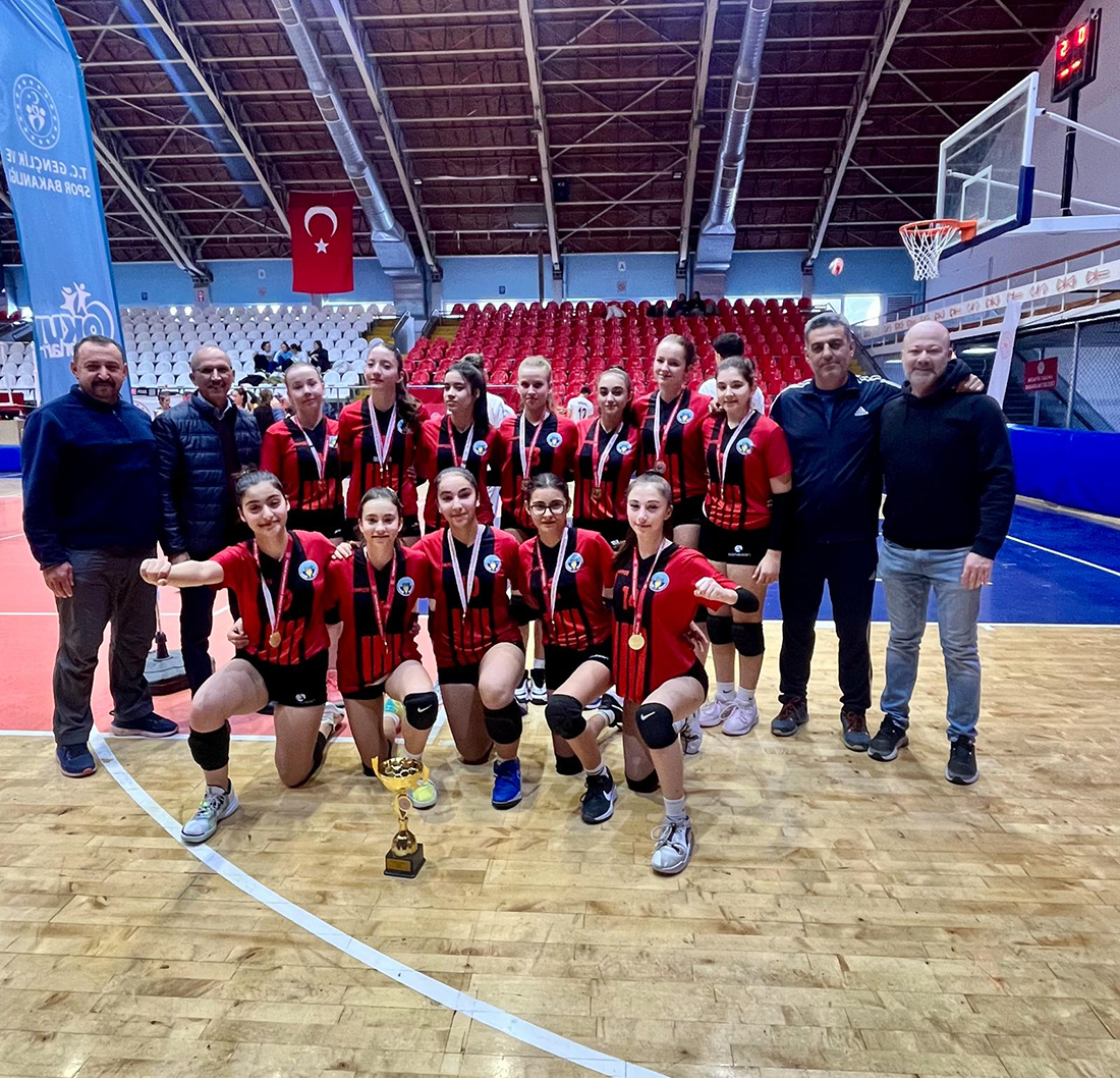 Şadi Turgutlu Ortaokulu’ndan çifte şampiyonluk