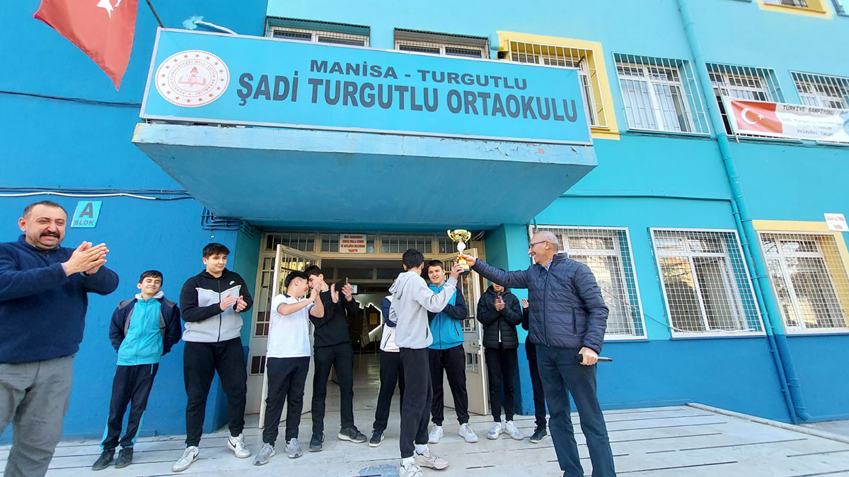 Şadi Turgutlu Ortaokulu’ndan çifte şampiyonluk