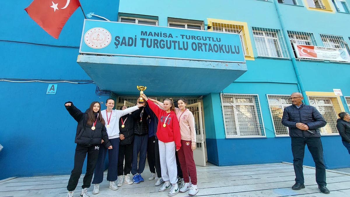 Şadi Turgutlu Ortaokulu’ndan çifte şampiyonluk