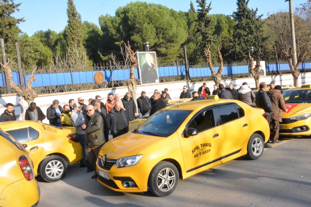 Saldırıya uğrayan taksi esnafına 200 araçlık destek konvoyu!