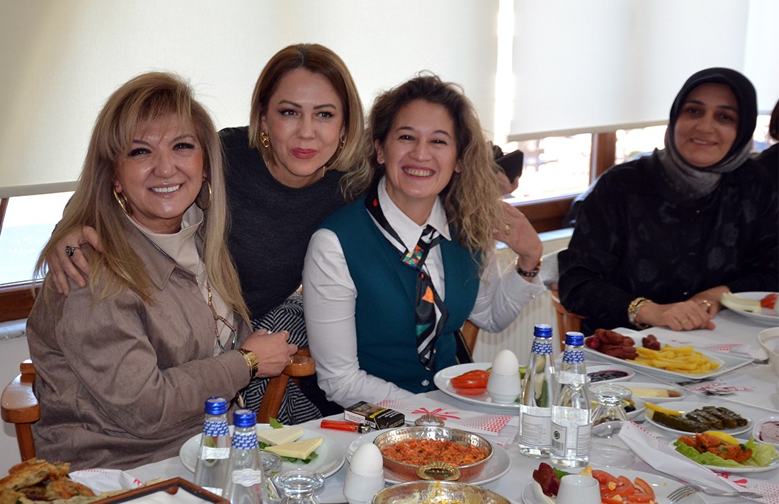 CHP’li belediye başkanlarının eşleri Turgutlu’da buluştu