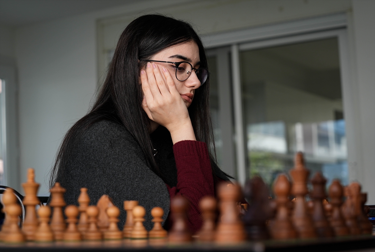 4 yaşında bilgisayardan satranç oynamayı öğrendi 200'den fazla madalya kazandı
