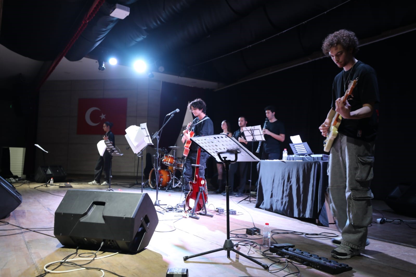 Üniversiteli gençlerden unutulmaz konser