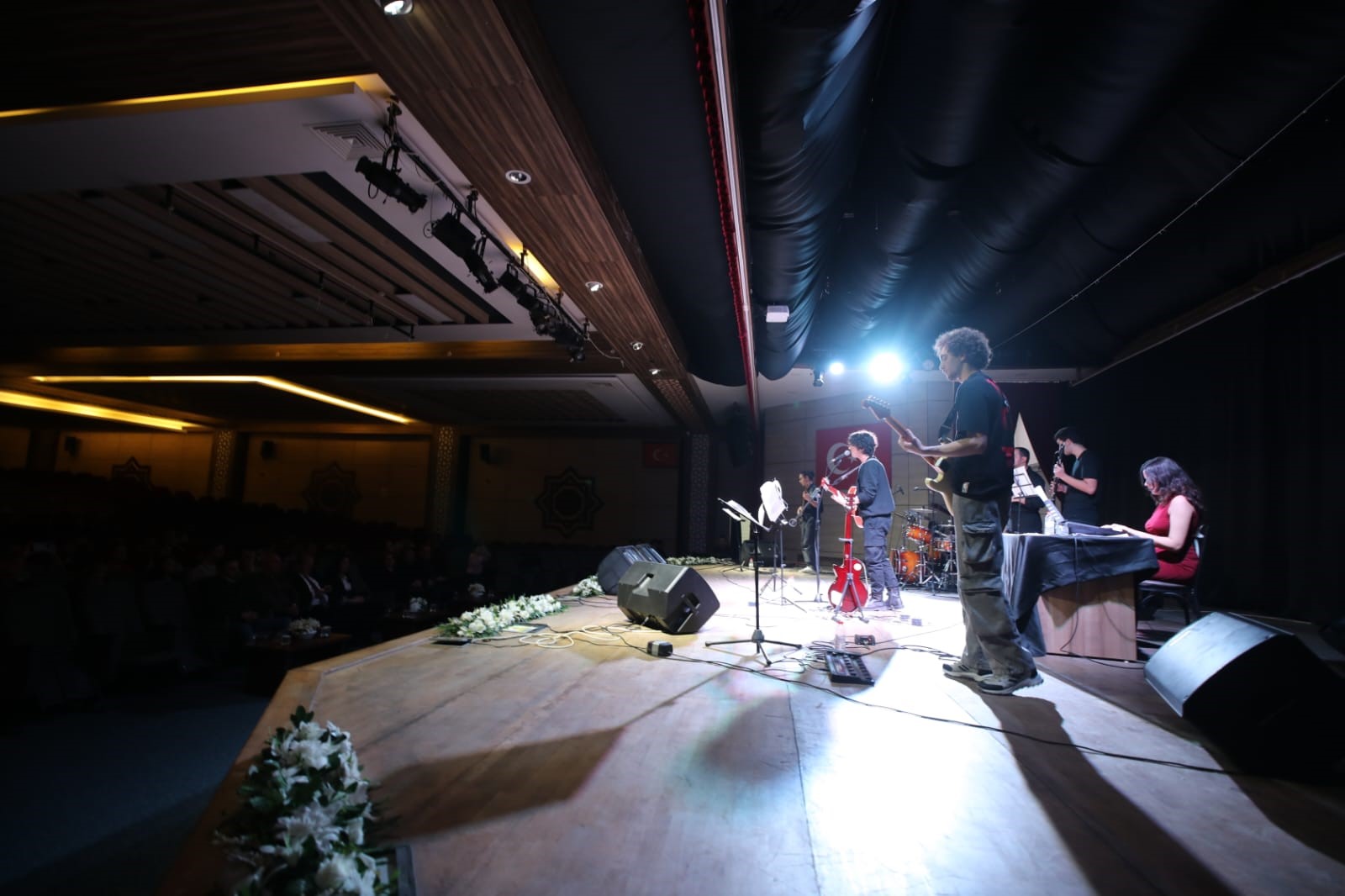 Üniversiteli gençlerden unutulmaz konser