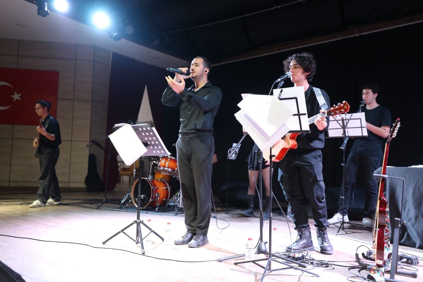 Üniversiteli gençlerden unutulmaz konser
