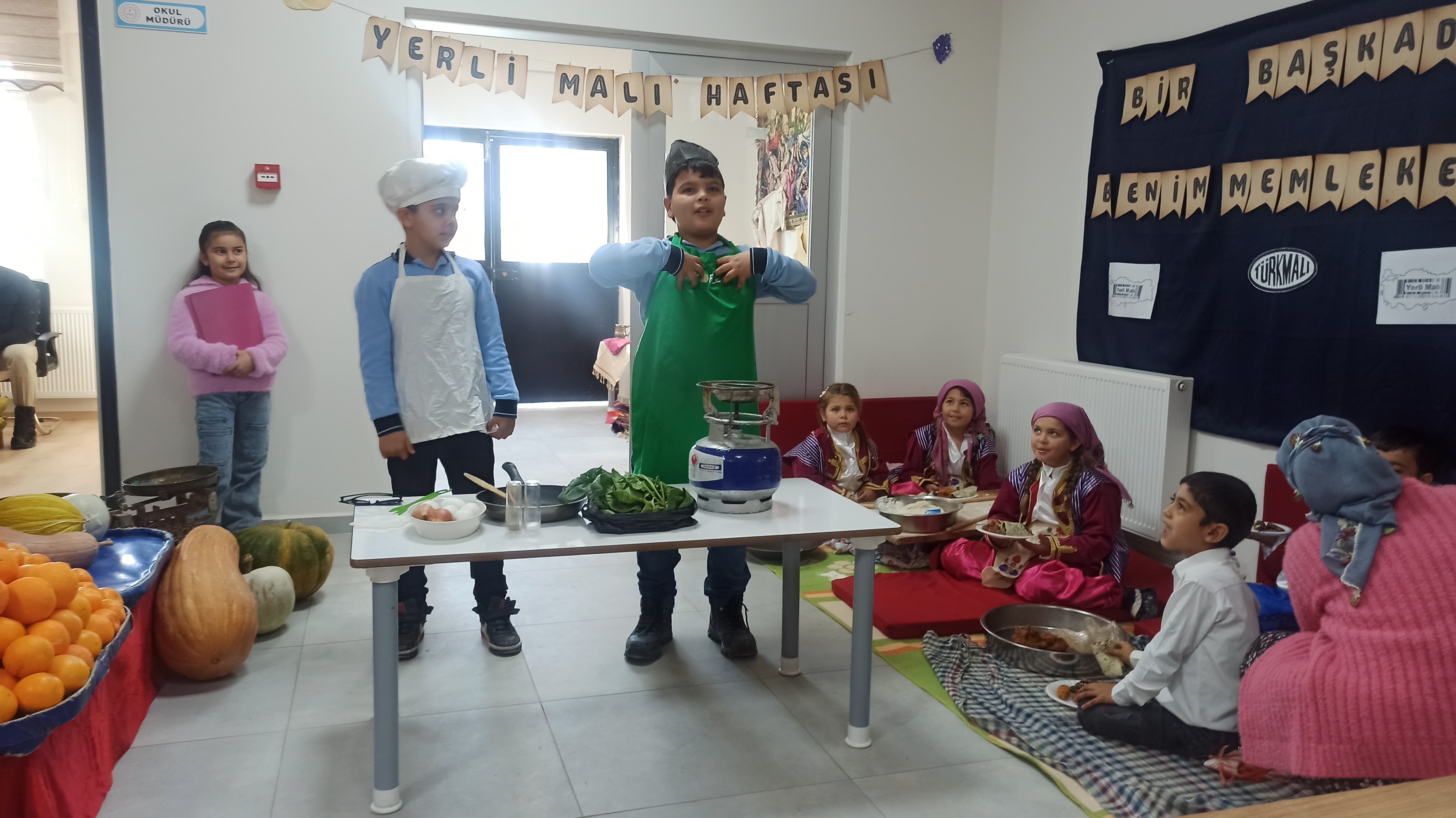 İlkokul öğrencileri geleneklere uygun Yerli Malı Haftası'nı kutladı