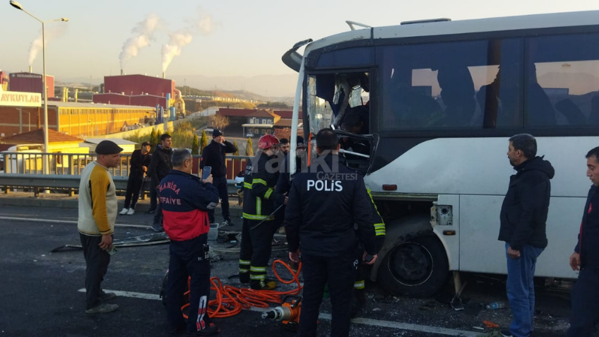 Servis aracı TIR’a çarptı! Çok sayıda işçi yaralandı