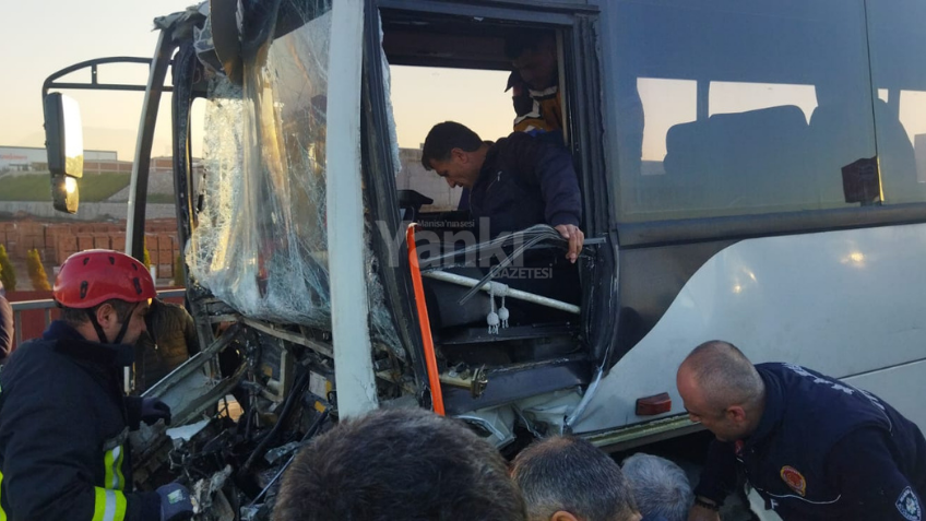 Servis aracı TIR’a çarptı! Çok sayıda işçi yaralandı