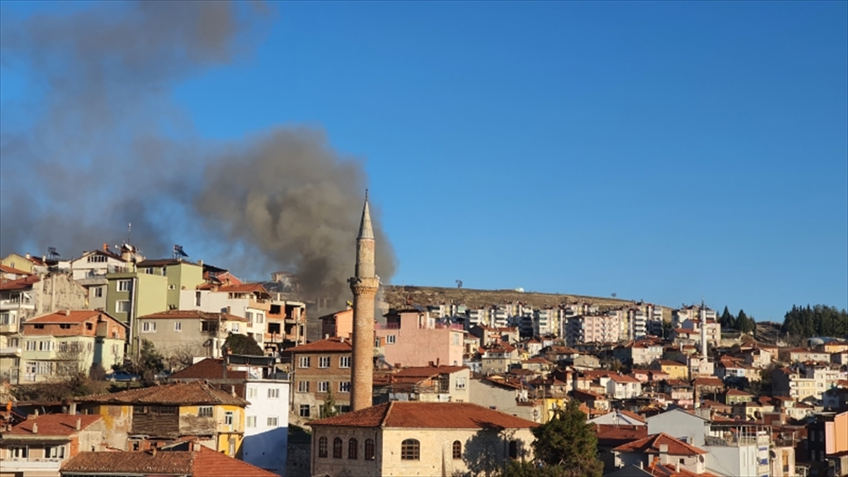 Demirci'de evde çıkan yangın hasara neden oldu