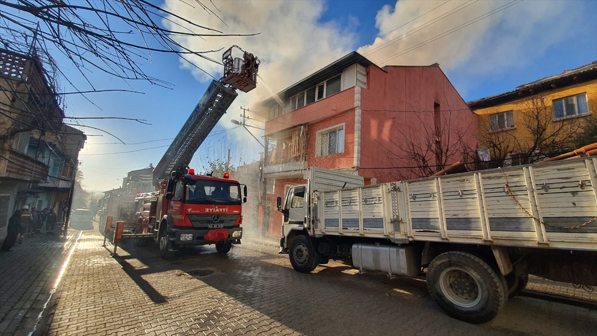 Demirci'de evde çıkan yangın hasara neden oldu