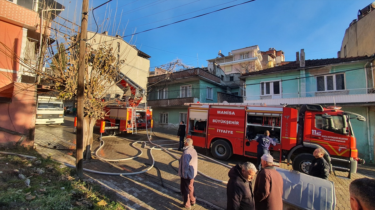 Demirci'de evde çıkan yangın hasara neden oldu