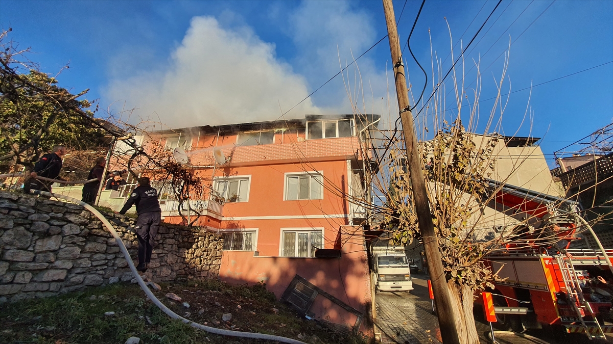 Demirci'de evde çıkan yangın hasara neden oldu