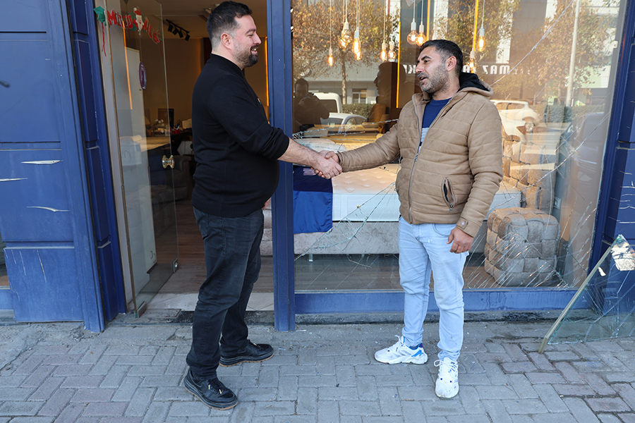 Evi sanıp mağazanın camını kırdı, yatakta polisler uyandırdı: "Neden geldiniz"