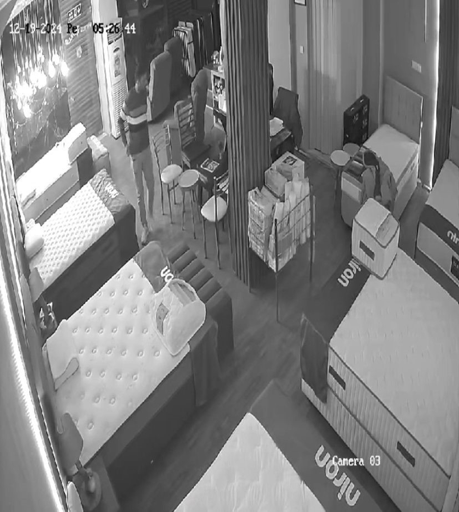 Evi sanıp mağazanın camını kırdı, yatakta polisler uyandırdı: "Neden geldiniz"
