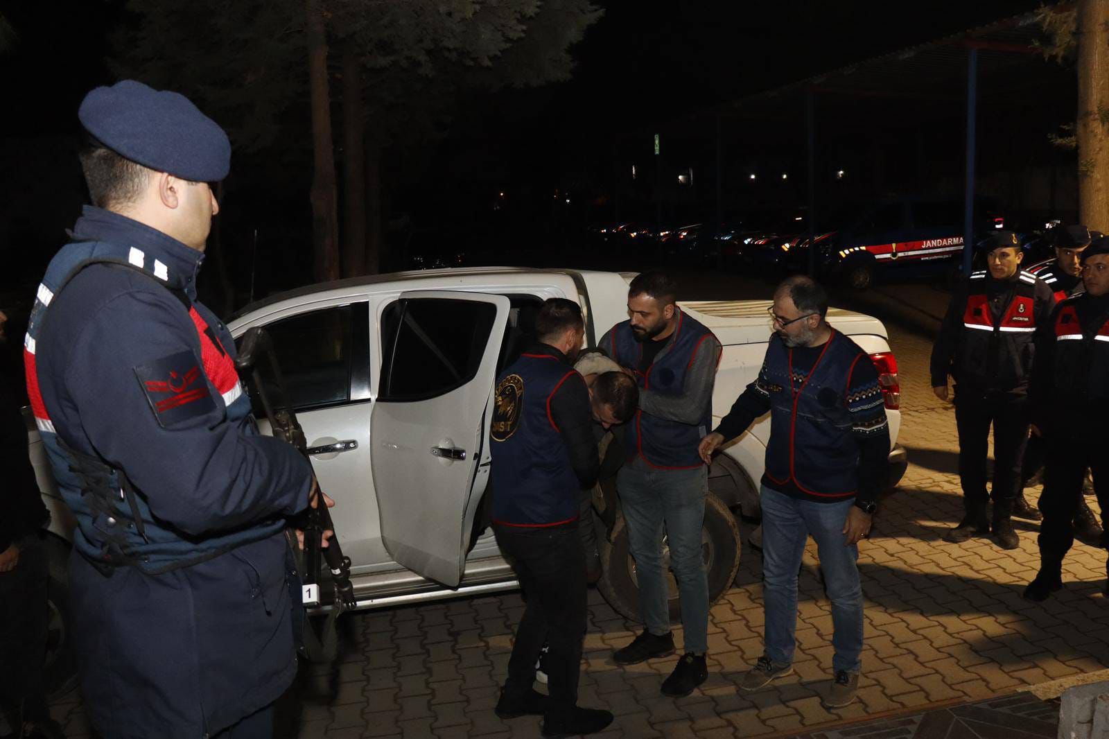 Araçtan ateş açmışlardı: Şüpheliler yakalandı!
