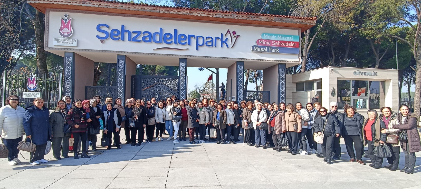 Akhisarlı Kadınlar Manisa'yı Adım Adım Gezdi