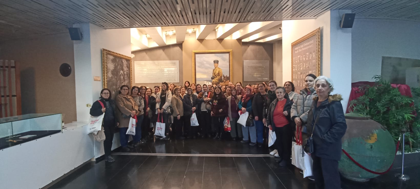 Akhisarlı Kadınlar Manisa'yı Adım Adım Gezdi