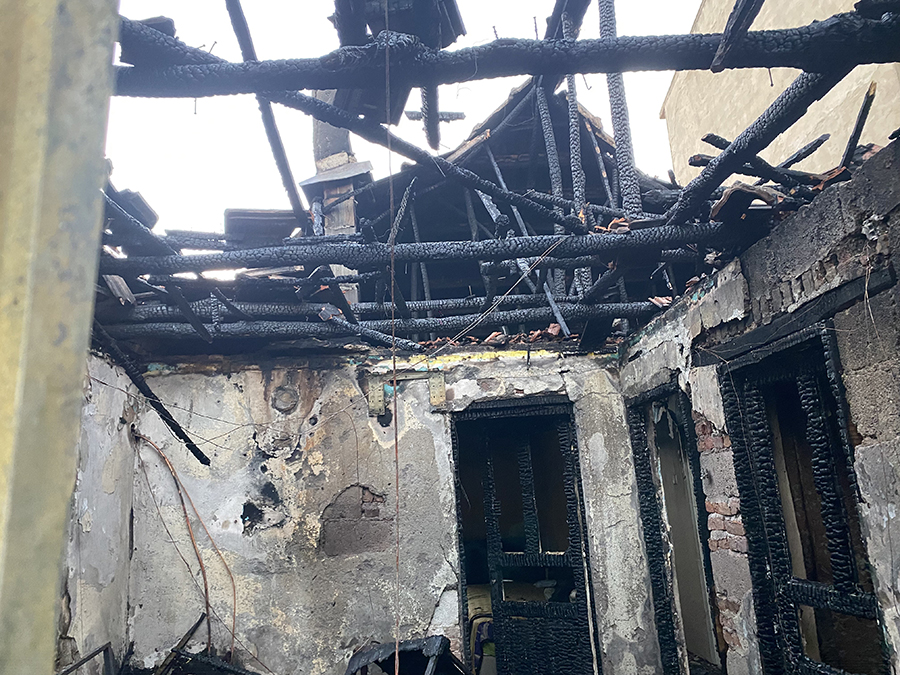 Yaşlı çift çıkan yangında hayatını kaybetti