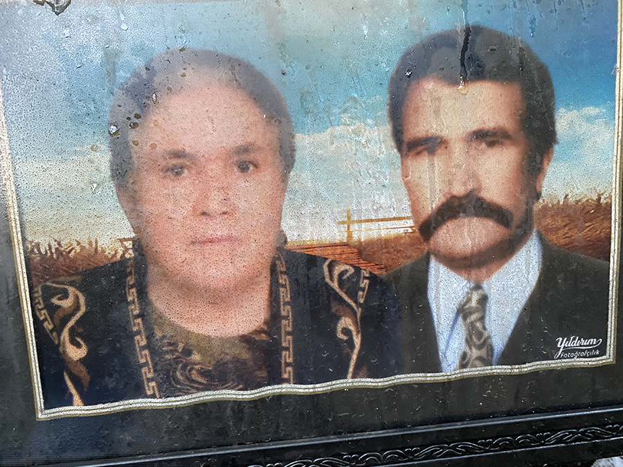 Yaşlı çift çıkan yangında hayatını kaybetti