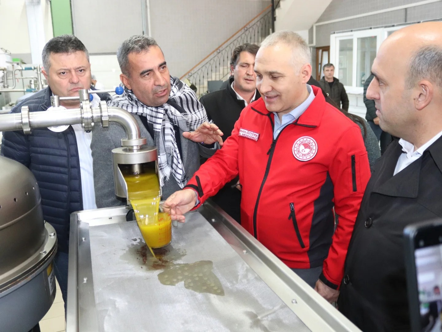 Manisa İl Tarım Müdürü Öztürk, zeytin hasadına katıldı