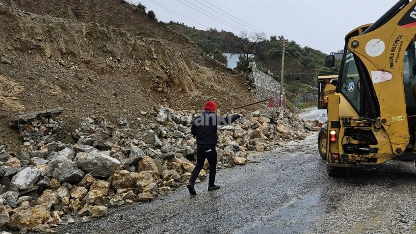 Turgutlu’da istinat duvarı çöktü