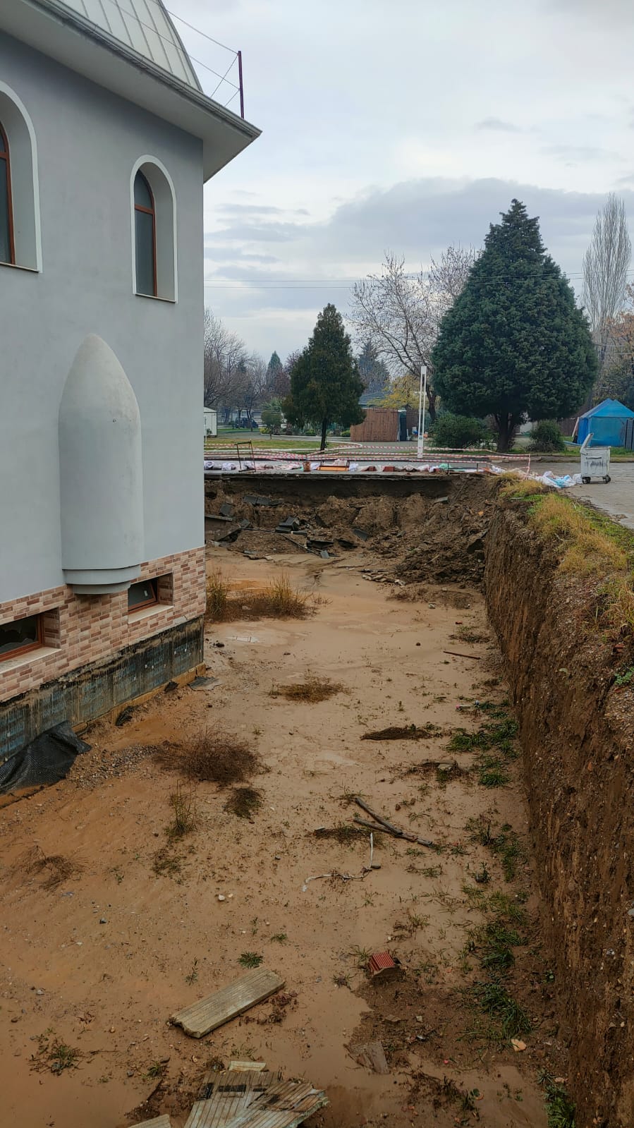 Turgutlu'da Müftülük Camii'nin yolunda çökme: Vatandaşlar endişeli!
