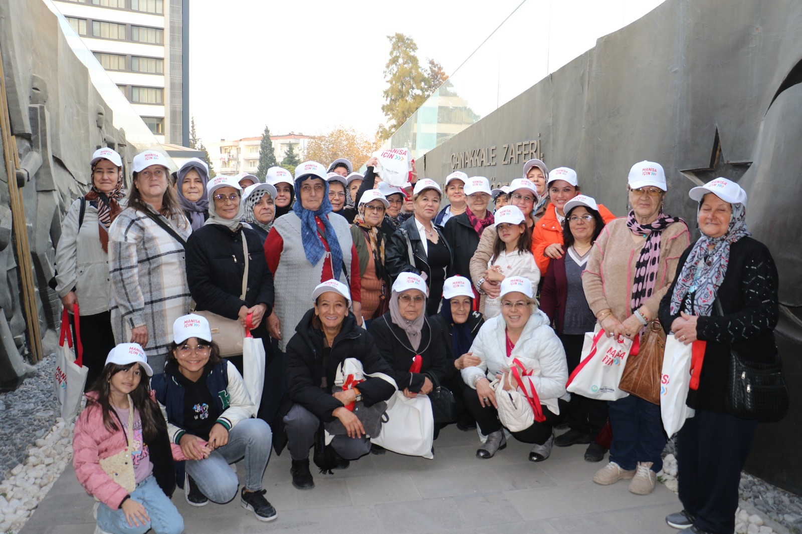 Manisa Büyükşehir Belediyesi, Kadınları Sosyal Hayatla Buluşturmaya Devam Ediyor