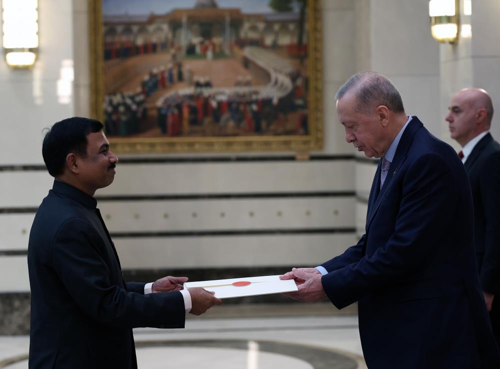Üç ülkenin büyükelçisinden Erdoğan'a güven mektubu