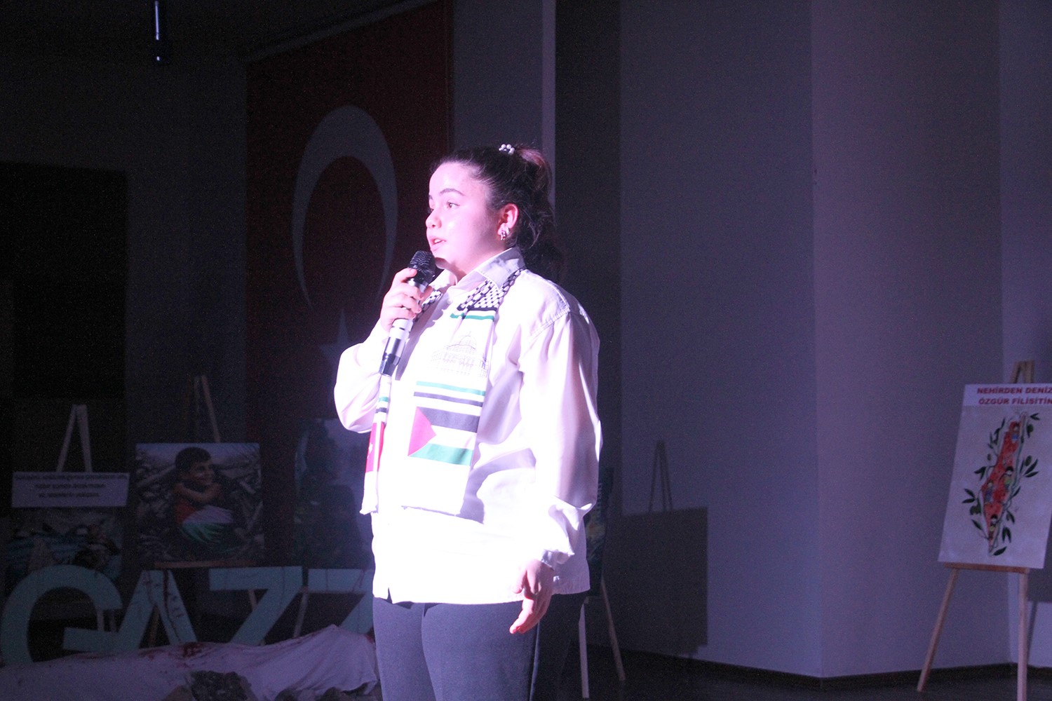 Savaşın acı yüzüne karşı birlik mesajı: Kula'da Filistin için tek yürek gecesi