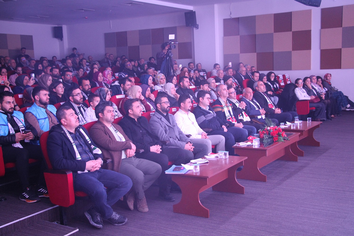 Savaşın acı yüzüne karşı birlik mesajı: Kula'da Filistin için tek yürek gecesi