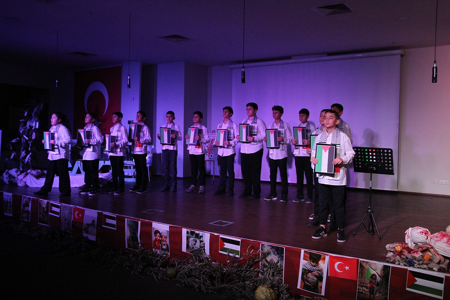 Savaşın acı yüzüne karşı birlik mesajı: Kula'da Filistin için tek yürek gecesi