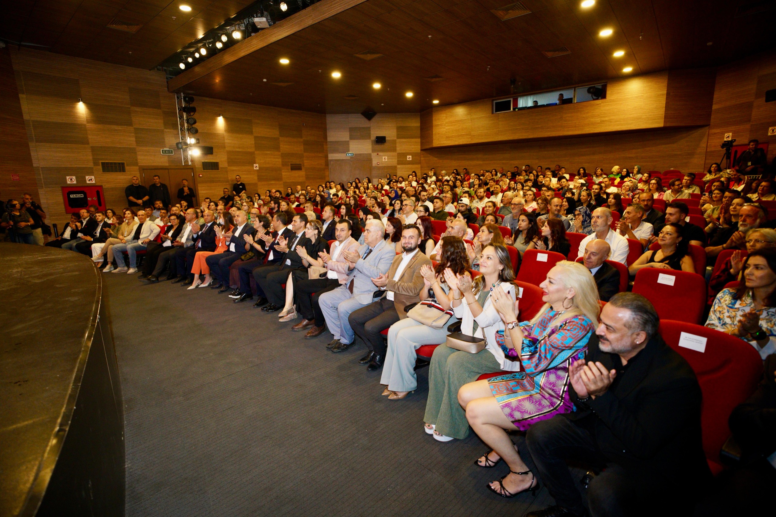 ‘Perde’ Diyen Şehir Tiyatrosu 9 Bin İzleyiciye Ulaştı