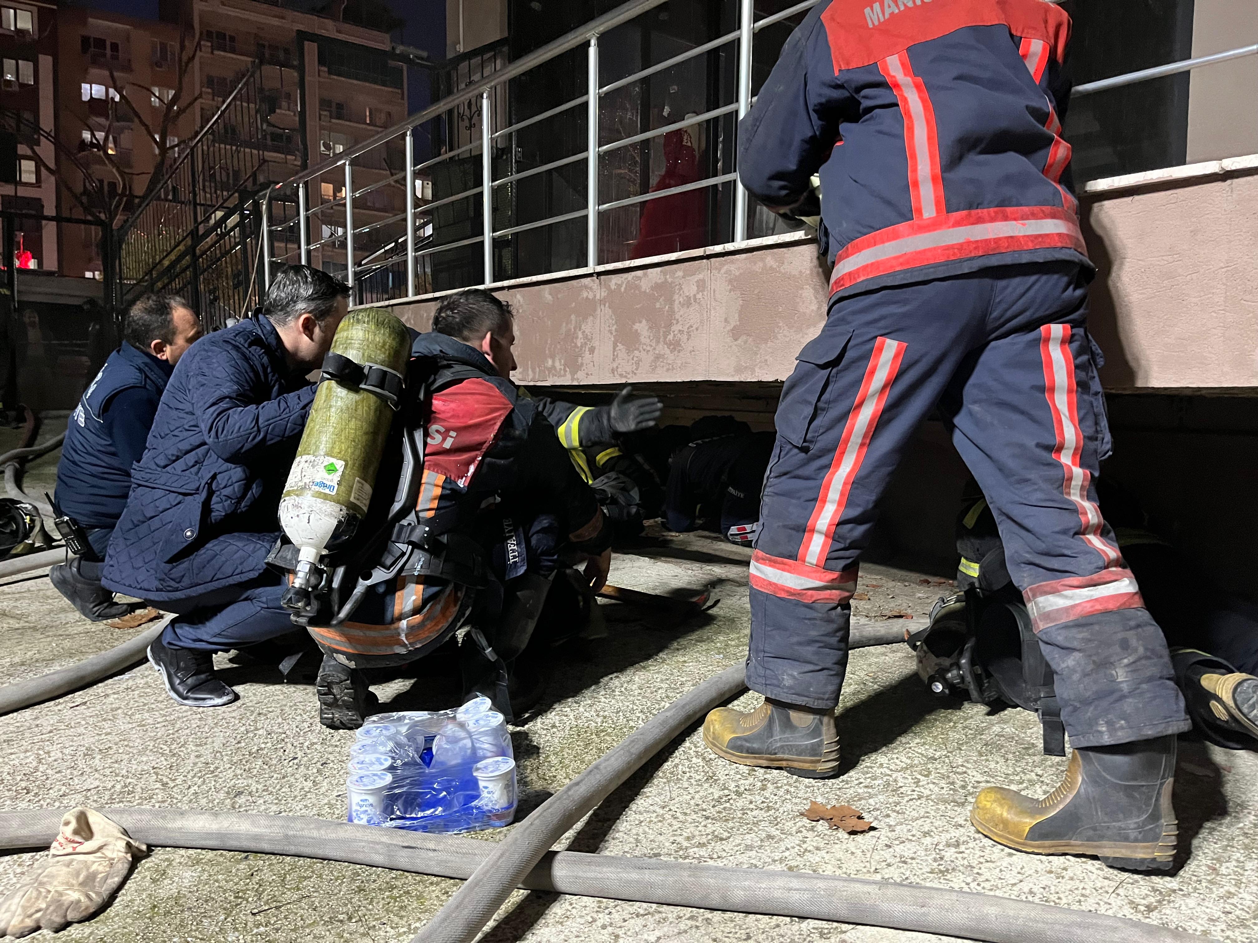 Gelinlik Mağazasında Yangın! Mahsur kalan 2 kişi kurtarıldı