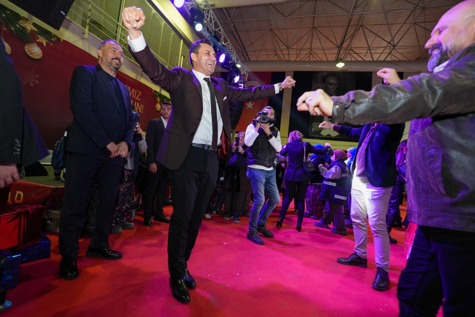 Başkan Ferdi Zeyrek, Yeni Yıl Kutlamasında Mesai Arkadaşlarıyla Buluştu