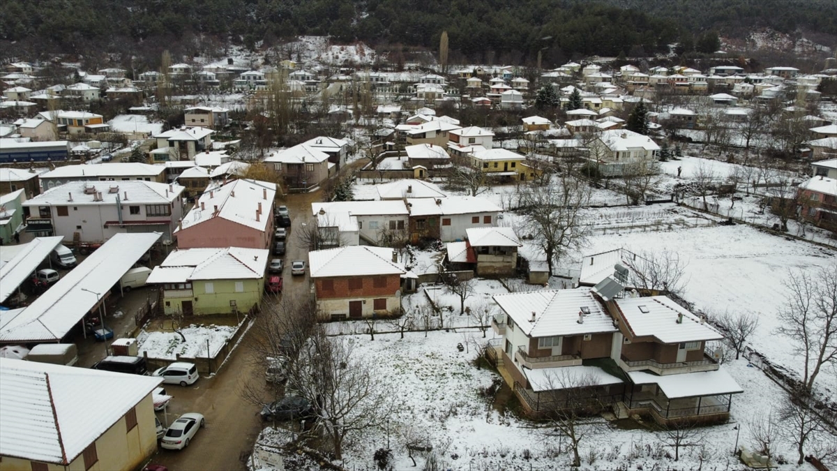 İzmir'in turizm merkezleri Bozdağ ve Gölcük beyaza büründü