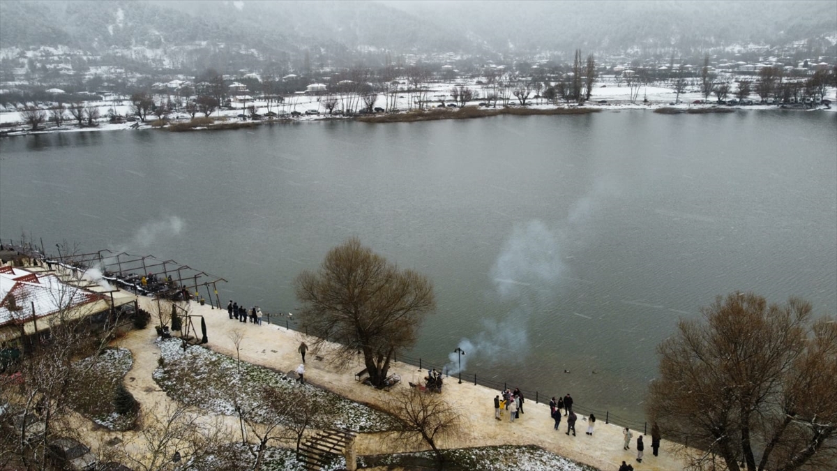 İzmir'in turizm merkezleri Bozdağ ve Gölcük beyaza büründü