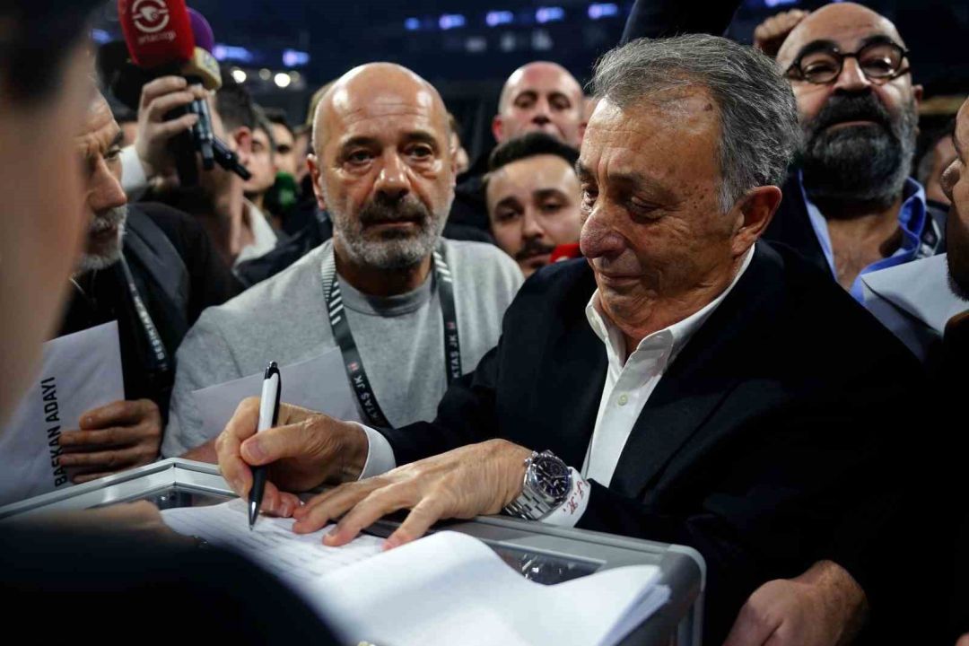 Beşiktaş eski Başkanı Ahmet Nur Çebi oyunu kullandı